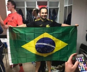  Alexandre e a bandeira brasileira durante a vesta da vitória no vestiário.(Imagem:Cidadeverde.com)