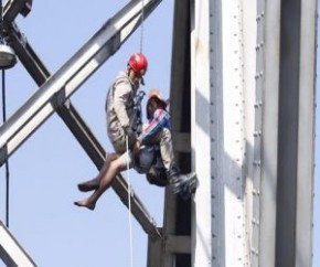Ponte é interditada pelos Bombeiros para retirar rapaz que teve surto psicótico.(Imagem:Cidadeverde.com)