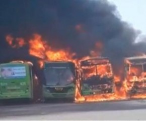 Garagem da Transcol pega fogo em Teresina e ônibus são incendiados.(Imagem:Hérlon Moraes)