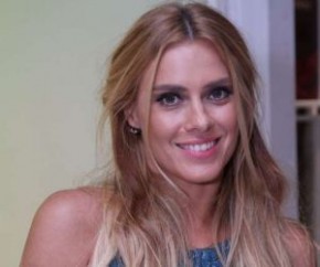 Carolina Dieckmann posa de biquíni e magreza impressiona fãs.(Imagem:MSN)