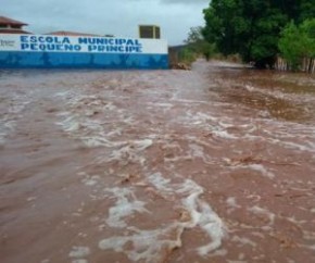 Chuva de 24 horas deixa prédios ilhados e aulas são suspensas no interior do Piauí.(Imagem:Cidadeverde.com)