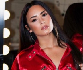 Fãs de Demi Lovato culpam dançarina por overdose e a ameaçam de morte.(Imagem:Famosidades)