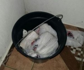 Droga estava toda embalada em sacolas e escondida em um balde.(Imagem:Divulgação/Polícia Militar)
