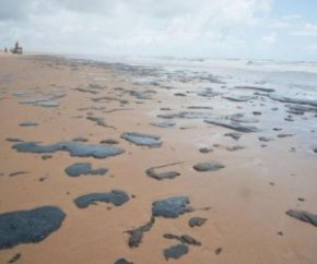 Sobe para 105 o número de praias atingidas por mancha de óleo.(Imagem:EBC)