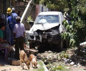 Motorista perde controle e carro da Eletrobras derruba poste.(Imagem:Cidadeverde.com)