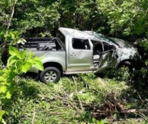 Caminhonete Hilux com cinco pessoas capota na BR-343.(Imagem:Pìripiri de Fato)