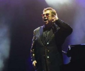 Mesmo sob chuva, Elton John levanta público em SP.(Imagem:MSN)