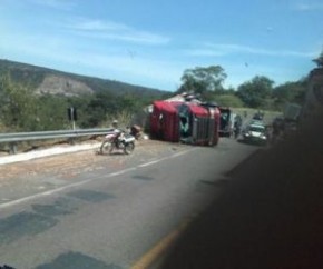 Caminhão com carne avaliada em R$ 300 mil tomba em Picos.(Imagem:Picos40graus)