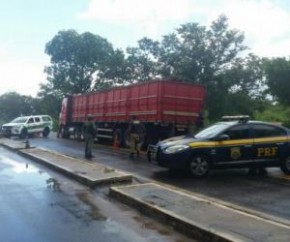 Caminhão com 12 toneladas de madeira ilegal apreendido(Imagem:Divulgação/PRF)