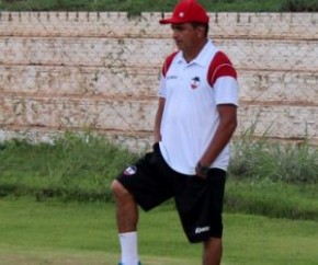 Flávio Araújo estuda esquemas e chance de colocar dois meias no time titular contra o Imperatriz.(Imagem:Abdias Bideh)