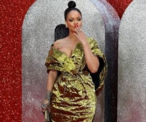 Rihanna usa vestido dourado diferentão em première.(Imagem:QUEM)