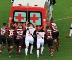 Jogadores do Flamengo e Vasco empurram ambulância.(Imagem:Claudio Reis|Eleven)