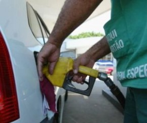 Gasolina cai nas refinarias e sindicato admite possibilidade de queda nos preços.(Imagem:CidadeVerde.com)