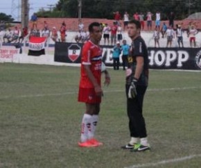 Eduardo e o goleiro Tony.(Imagem:Emanuele Madeira/Globoesporte.com)