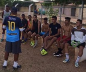 Nivaldo Lancuna faz peneira com jogadores da região de Picos.(Imagem:Rodrigo Lima)
