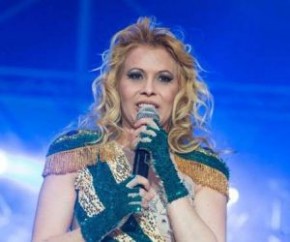 Joelma cobra R$ 80 mil de cachê e a carreira solo não decola.(Imagem:MSN)