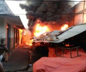 Incêndio de grandes proporções destrói barracas no Mercado Central de Teresina.(Imagem:Cidadeverde.com)