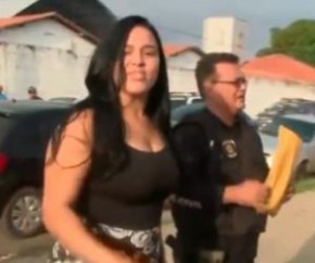Mulher manda beijos para imprensa após ser presa em Teresina.(Imagem:Reprodução/TV Clube)