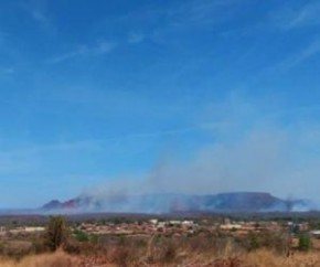 Incêndio se alastra próximo à serra no sul do Piauí.(Imagem:Divulgação)