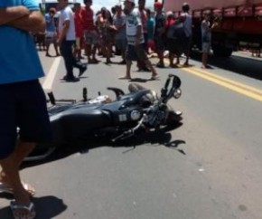 Homem é atropelado por motociclista e caminhão passa por cima.(Imagem:Portalr10)