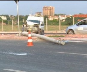 Motorista bate em poste que cai em via da ponte Anselmo Dias.(Imagem:Cidadeverde.com)