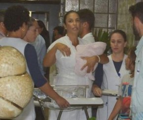 Ivete deixa maternidade em Salvador com gêmea no colo.(Imagem:AgNews)
