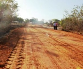 Moradores da Passagem da Nega comemoram construção de estrada.(Imagem:Weslley Paz)