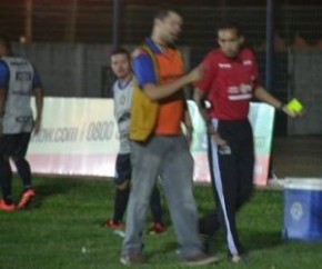 Árbitro expulsa repórter de campo que teria xingado goleiro visitante.(Imagem:Didupaparazz)