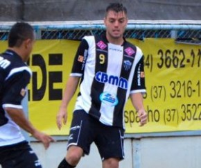 Formado na base do Araxá, atacante Tony foi promovido ao profissional por Nivaldo Lancuna em 2014.(Imagem:Willian Tardelli)