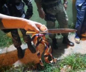 Faca utilizada em assalto foi apreendida pela Polícia Civil.(Imagem:Lucas Marreiros/ G1 PI)