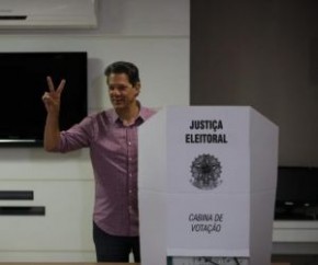 Cercado de aliados, Haddad vota em São Paulo.(Imagem:Marcelo Brandt)