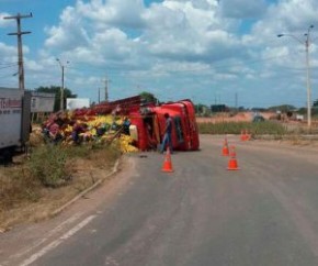 Caminhão carregado de maracujá tomba e espalha frutas na pista.(Imagem:Cidadeverde.com)