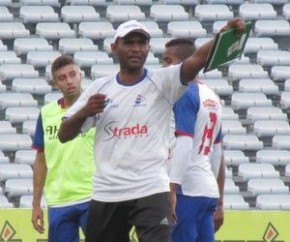 Marcão organiza jogadores em campo durante coletivo apronto para partida diante do Náutico.(Imagem:Emanuele Madeira)