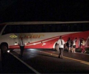 Grupo sequestra motorista de ônibus, fecha BR-343 e explode banco em Angical.(Imagem:Cidadeverde.com)
