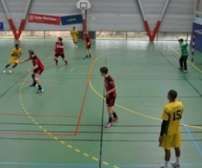 Caic Balduíno, de amarelo, venceu a Suécia na primeira partida pelo Mundial Escolar de Handebol.(Imagem:Divulgação)