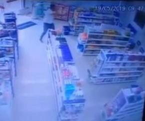 Vídeo mostra major atirando contra bandidos em farmácia de Teresina.(Imagem:Reprodução)