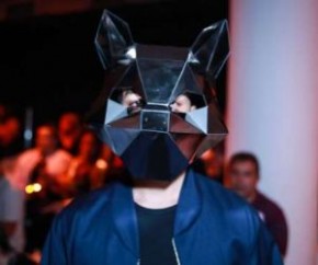 Junior Lima causa alvoroço no SPFW com máscara bizarra.(Imagem:MSN)
