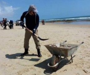 Manchas de óleo interditam principal praia de Fortaleza.(Imagem:Divulgação)