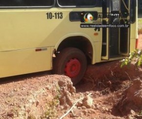 Após ultrapassagem, ônibus fica preso em buraco no Piauí.(Imagem:Realidade em Foco)