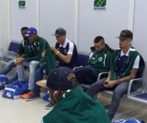 Jogadores aguardam hora do embarque rumo à Fortaleza.(Imagem:Renan Morais)