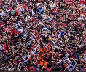 Lula sai andando e se entrega à Polícia Federal após dois dias em sindicato.(Imagem:Francisco Proner)