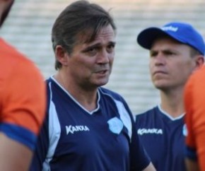 Luís Carlos Winck comanda treino leve de reconhecimento de gramado em Teresina.(Imagem:Renan Morais)