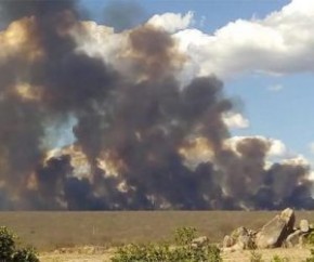 Incêndio em Assunção do Piauí já dura mais de 24 horas e assusta moradores.(Imagem:Antonio Luiz Neto)