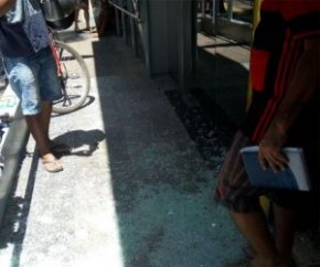 Vidro de agência estoura e fere três pessoas no Centro de Teresina.(Imagem:Cidadeverde.com)