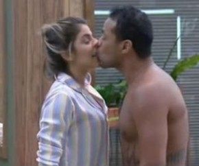 Phellipe Haagensen beija a ex-bbb Hariany sem permissão em A Fazenda 2019, da Record TV.(Imagem:Reprodução/ A Fazenda)