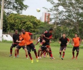 Cruzamentos na área tem atenção especial para o posicionamento defensivo.(Imagem:Abdias Bideh)