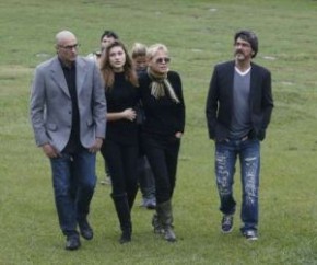 Xuxa, Sasha e Junno Andrade vão ao enterro de Cirano, irmão da apresentadora.(Imagem:MSN)