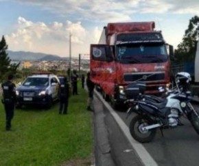 Caminhão de Gustavo Lima é roubado e motorista feito refém.(Imagem:Extra)