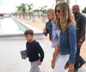 Gisele Bündchen passeia com os filhos.(Imagem:Delson Silva e Marcello Sá Barretto /AGnews)