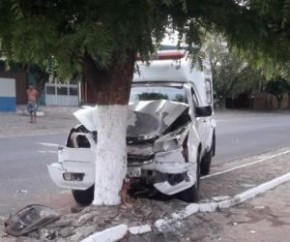 Ambulância de Cabeceiras colide em árvore no Centro da cidade.(Imagem:Divulgação)